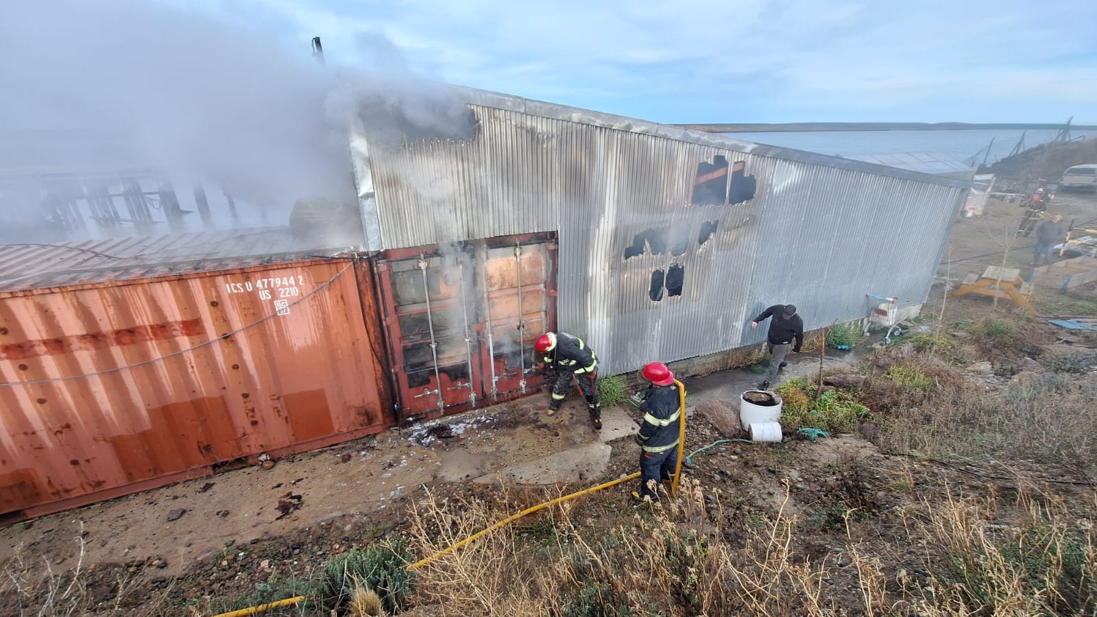 Puerto Deseado: Un bombero resultó herido en un incendio de un edificio