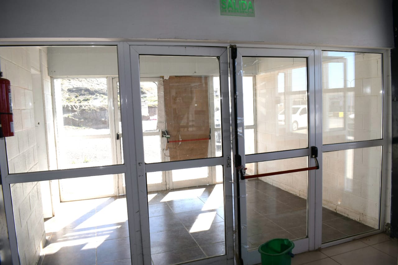 Encapuchados causaron destrozos en la terminal de Caleta Olivia: usaron un fierro