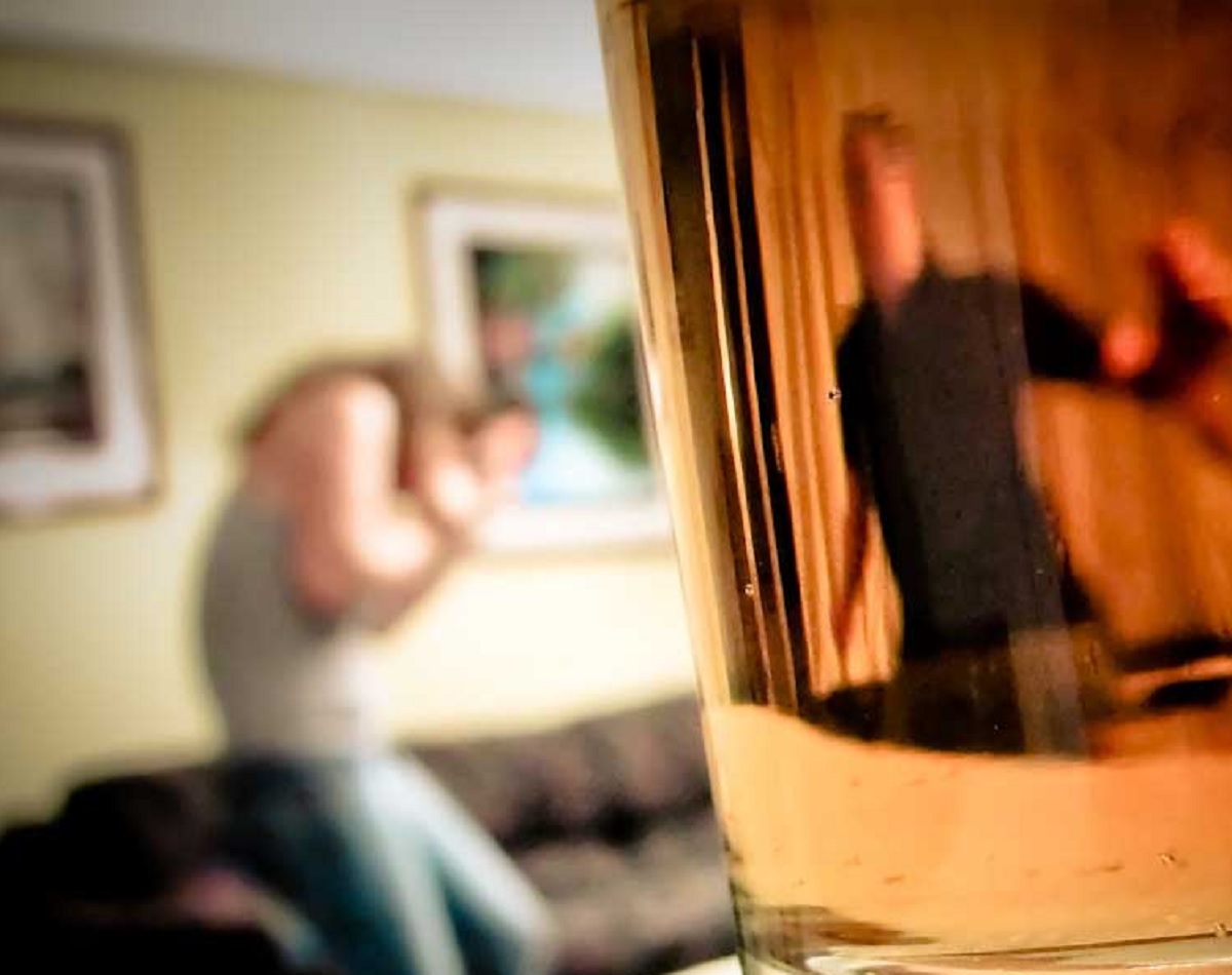 Estaban bebiendo juntos y, de pronto, le pegó a su pareja