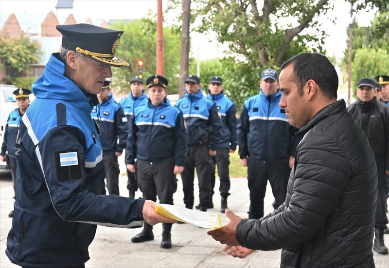 Sargento de Policía recibe reconocimiento por salvamento en Río Gallegos