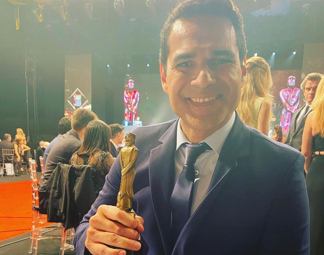 El caletense Emiliano Espinoza ganó un Martín Fierro por su noticiero deportivo