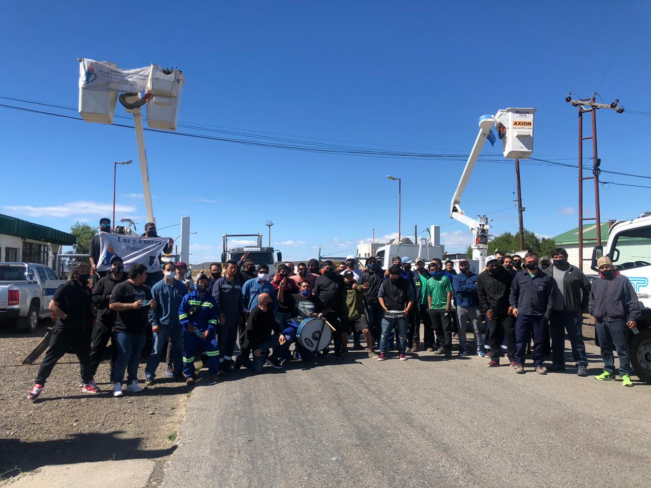 Protesta del Sindicato Luz y Fuerza en el acceso al puerto Caleta Paula: piden ropa de trabajo y el ingreso de nuevo personal