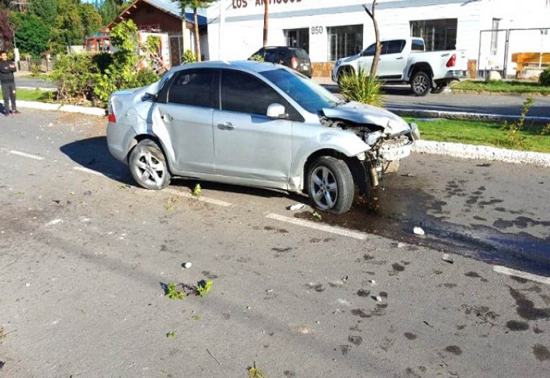 En estado de ebriedad chocó contra un boulevard