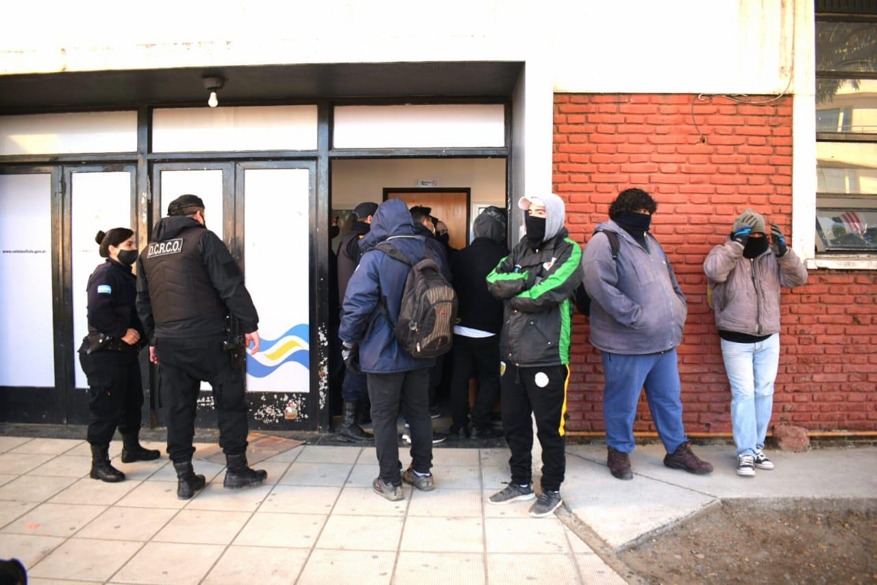 Denuncian que golpearon a una mujer: violenta jornada de reclamo en el municipio local de los ex contratados 