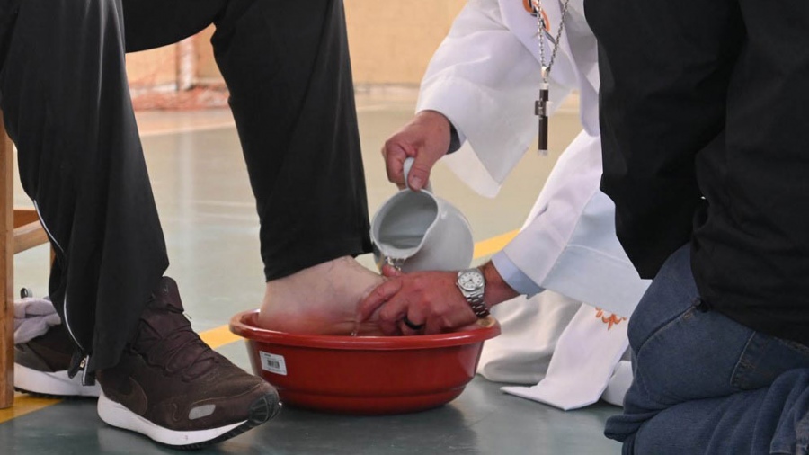 El obispo de Santa Cruz celebró la misa de la última cena en la penitenciaría