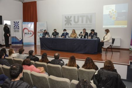 Alicia encabezó la firma de convenios destinados a la formación de agentes para la atención de infancias y adolescencias