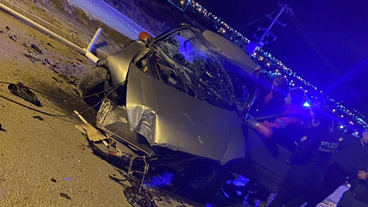 Impactante vuelco frente al Hospital SAMIC: un poste cayó sobre el auto