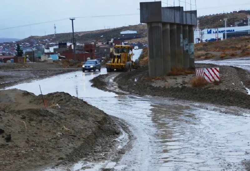 Obras Públicas realiza trabajo en el ingreso del barrio Rotary tras la lluvia