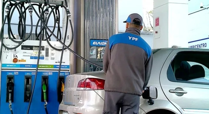 La venta de combustibles en abril alcanza su nivel más bajo en 34 meses