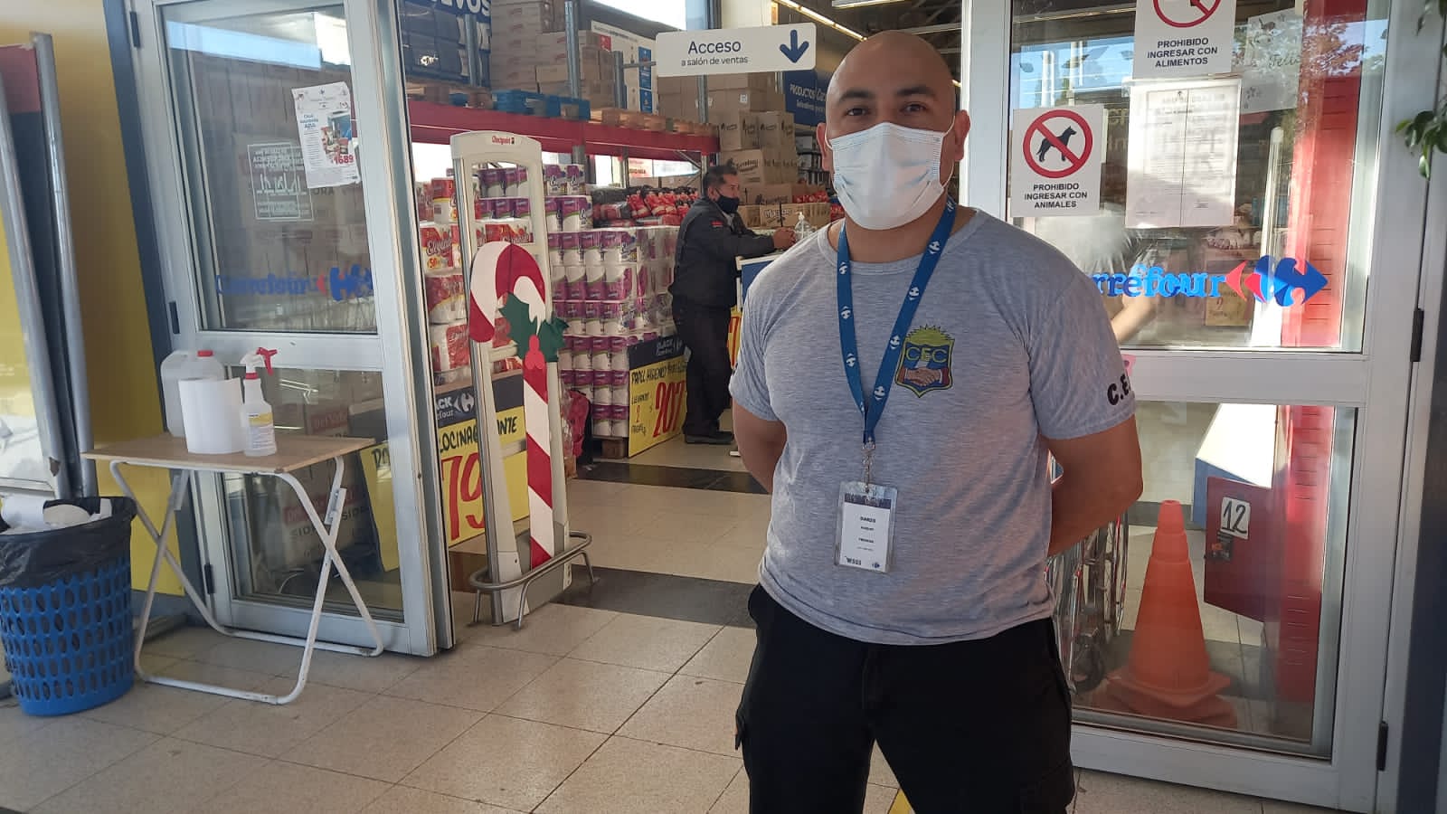Operativo de seguridad en Carrefour: los empleados siguen reclamando el bono navideño