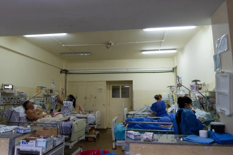 Terapias colapsadas, escasez de vacunas y muertes evitables: los errores de cálculo del Gobierno que agravaron la crisis sanitaria por la segunda ola