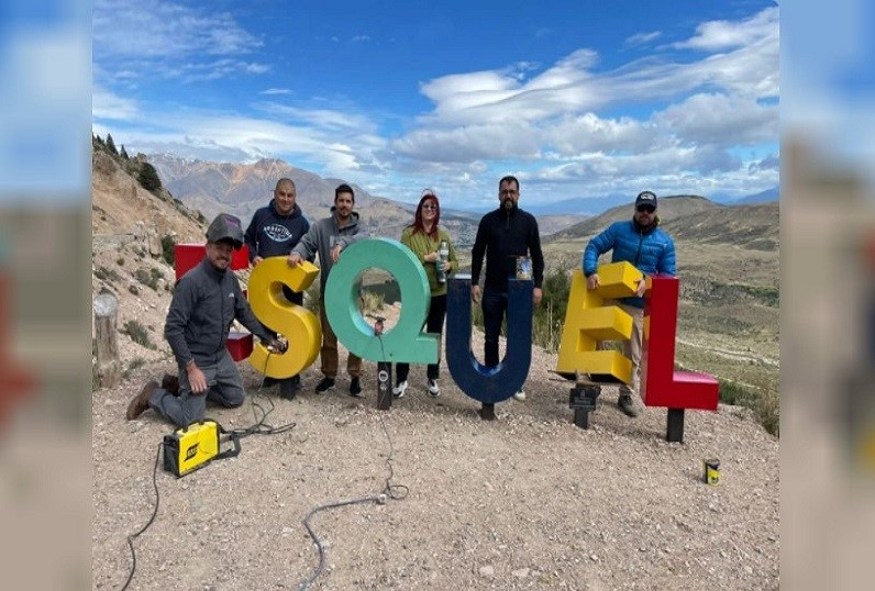 Encontraron la letra que le faltaba al cartel de Esquel y la soldó un concejal
