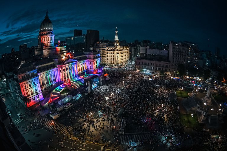 En apoyo a la comunidad LGTBQ+ el gobierno iluminó la Casa Rosada y el Congreso