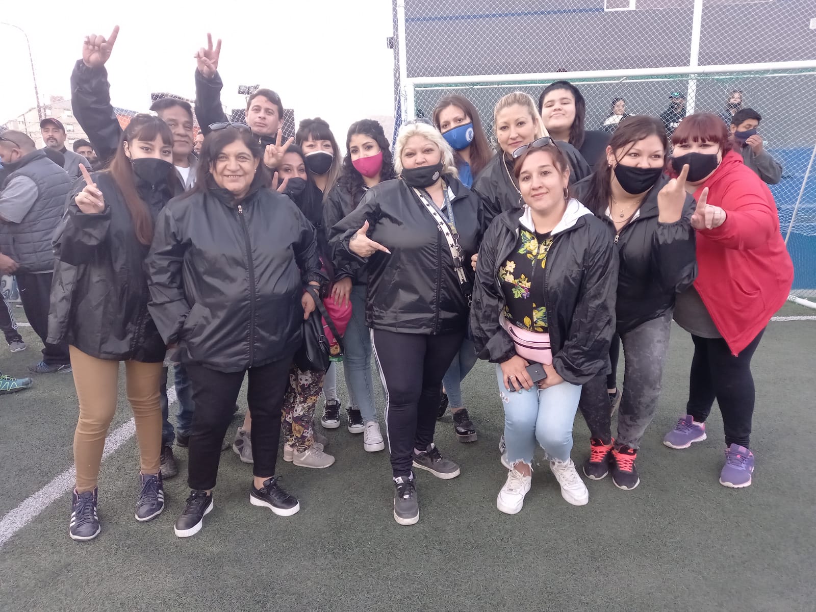 Cañadón Seco vivió una noche de arte, música y reflexión con propuestas culturales abiertas a la comunidad