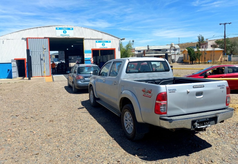 Largas filas para realizar la revisión técnica vehícular