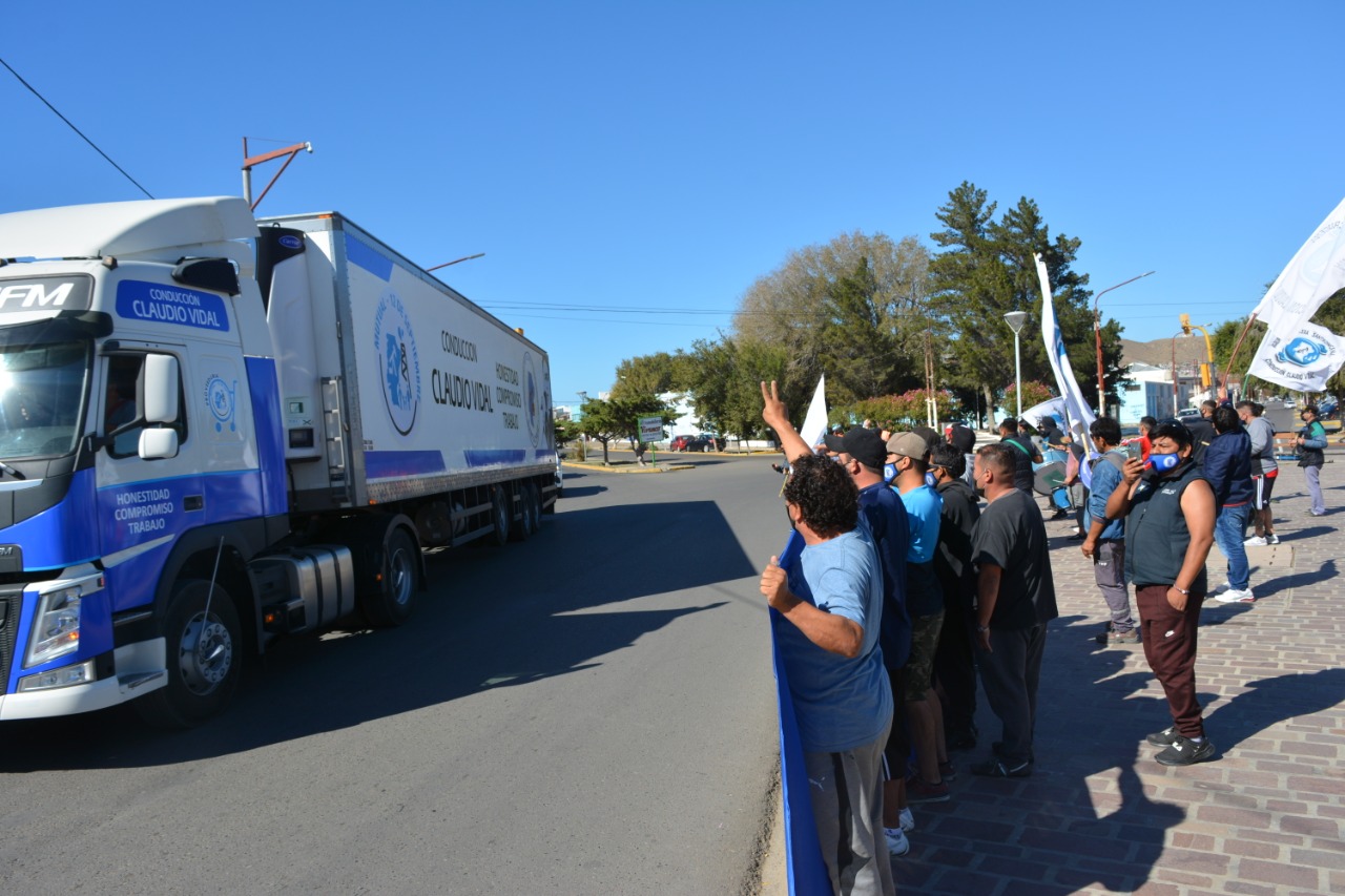 El Sindicado del Petróleo y Gas Privado Santa Cruz envió 2 camiones con donaciones para la Comarca Andina 