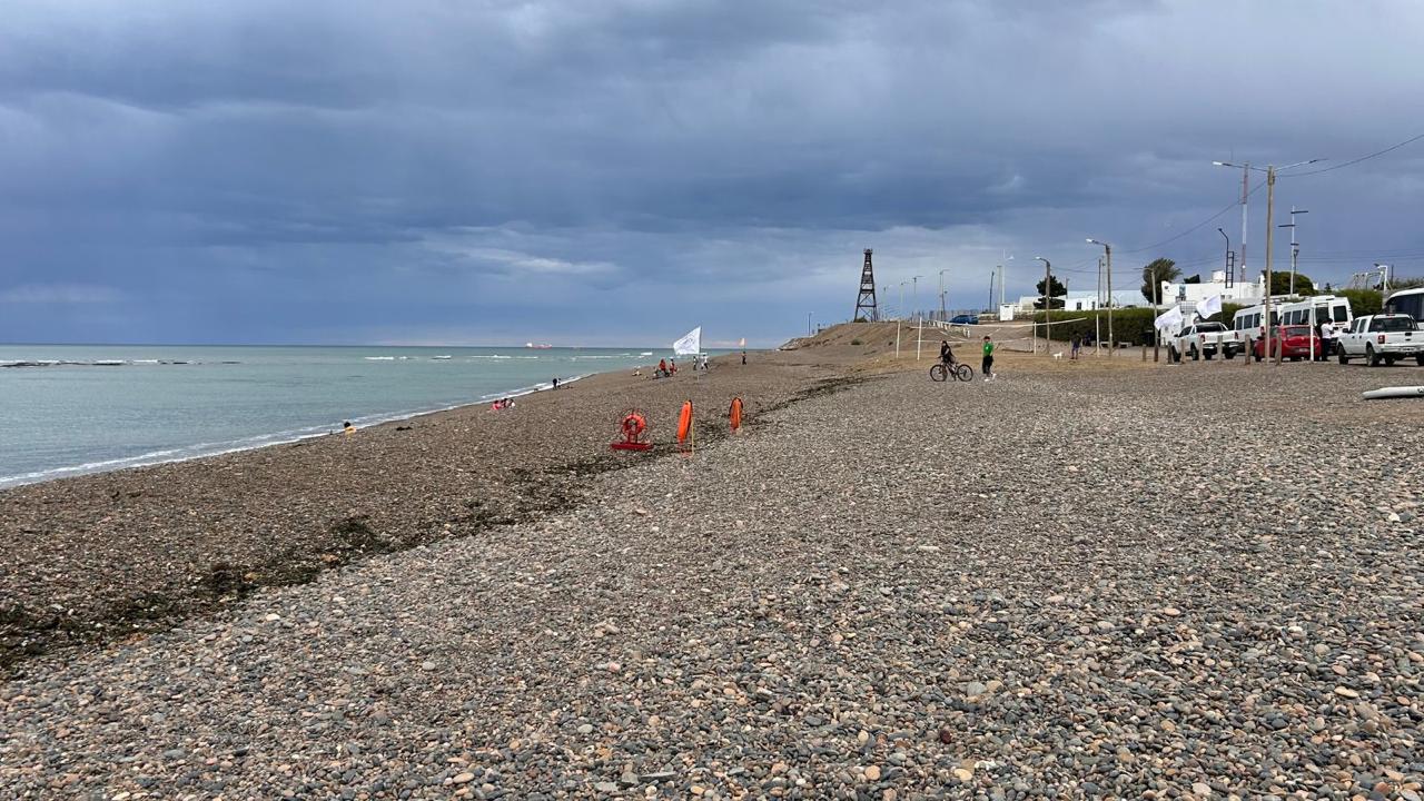 Jornada de limpieza y concientización en la playa de Caleta Olivia
