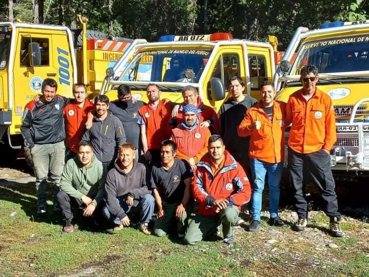 Helicóptero, lancha y caminata de montaña para combatir el fuego