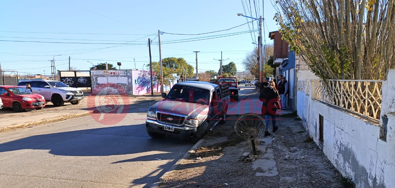 Quiso frenar y aceleró: Un chico de 15 años le robo la camioneta a su mamá y casi impacta contra una vivienda
