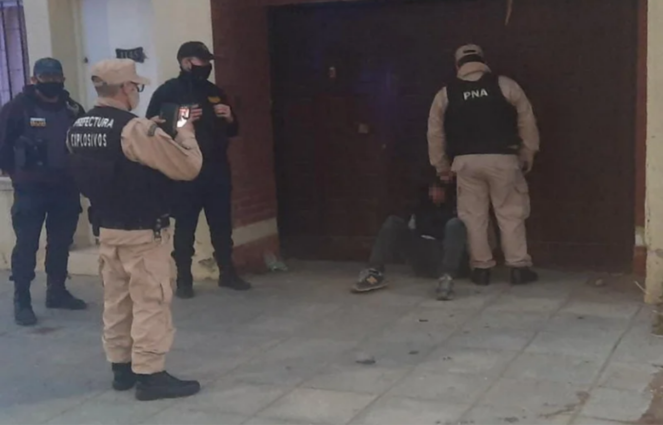 Robó una notebook en una estación de servicio, lo persiguieron y quedó detenido