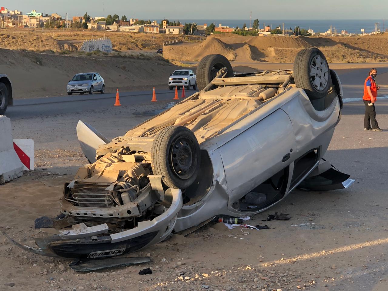 Una mujer y dos nenas fueron hospitalizadas tras increíble accidente en el acceso oeste de Caleta