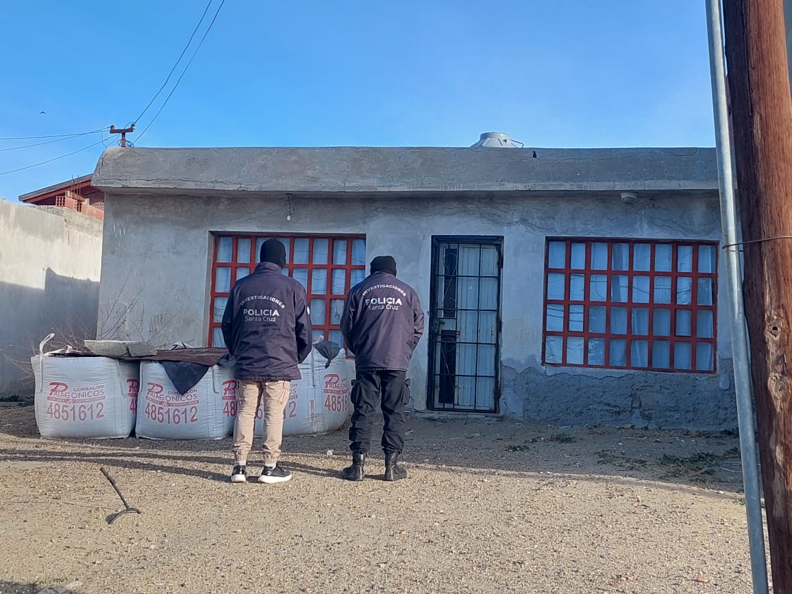 Allanamiento a dos viviendas: Encontraron una moto robada y drogas