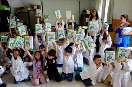 Educación continua con la entrega de táblets y libros a escuelas primarias de Puerto Deseado