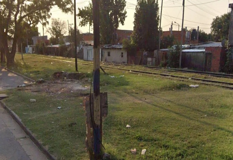 Mataron de dos puñaladas a una bebé recién nacida, la metieron en una bolsa y la tiraron al costado de las vías