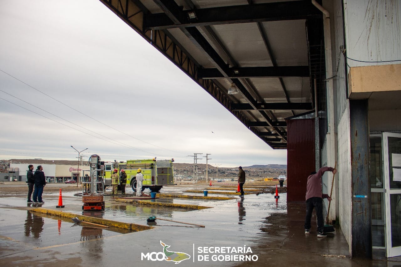 Bomberos Voluntarios y la Municipalidad realizaron limpieza de la Terminal de Ómnibus