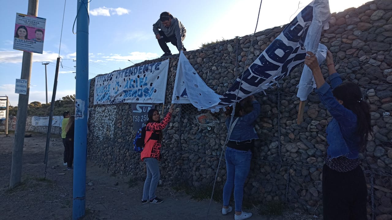 La Cepernic trabaja en el retirado de cartelería y pasacalles