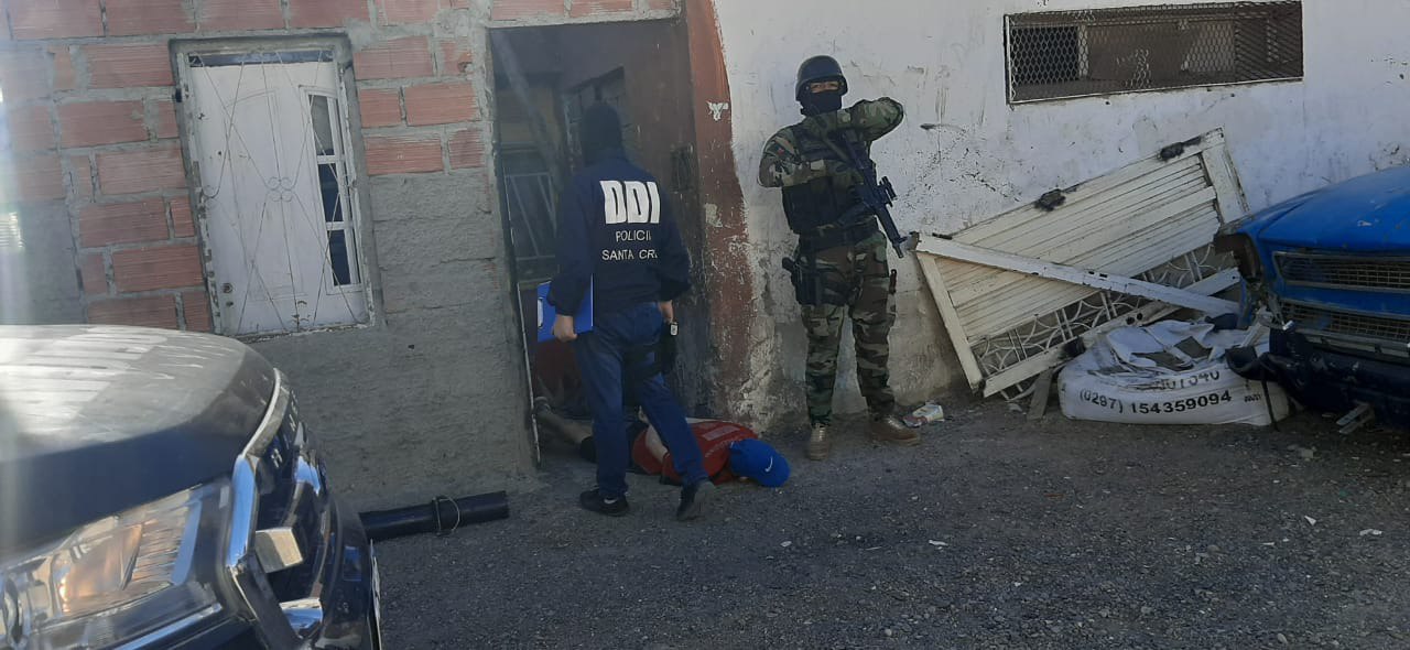 Allanaron una casa por el robo de celulares y encontraron marihuana  