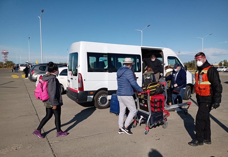Varados: al menos tres caletenses llagaron en el vuelo de aerolíneas que aterrizo en  Rio Gallegos 