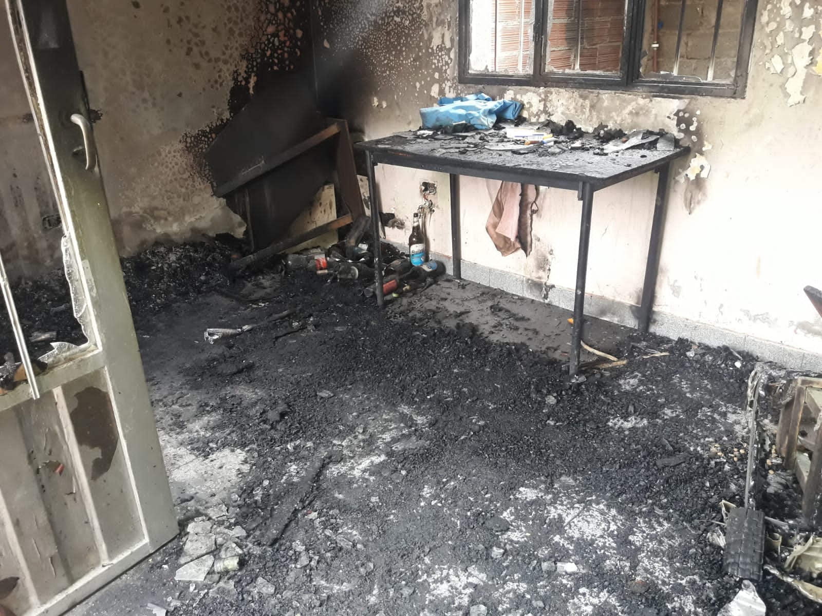 Peleó con los amigos, le incendiaron la casa y la policía le encontró droga y armas 