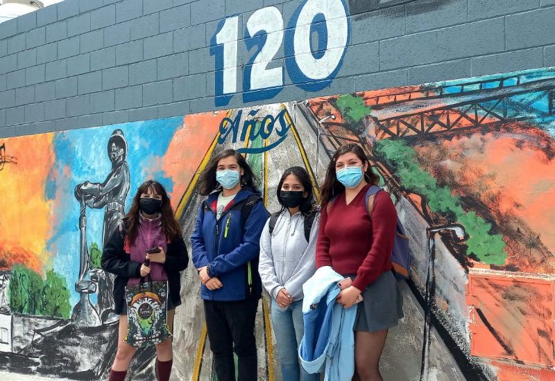 Jóvenes alumnos de la escuela N°27 realizan recaudación de alimentos para un comedor del barrio jardín