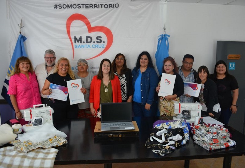 El gobierno provincial realizó entrega de indumentaria a emprendedores caletenses