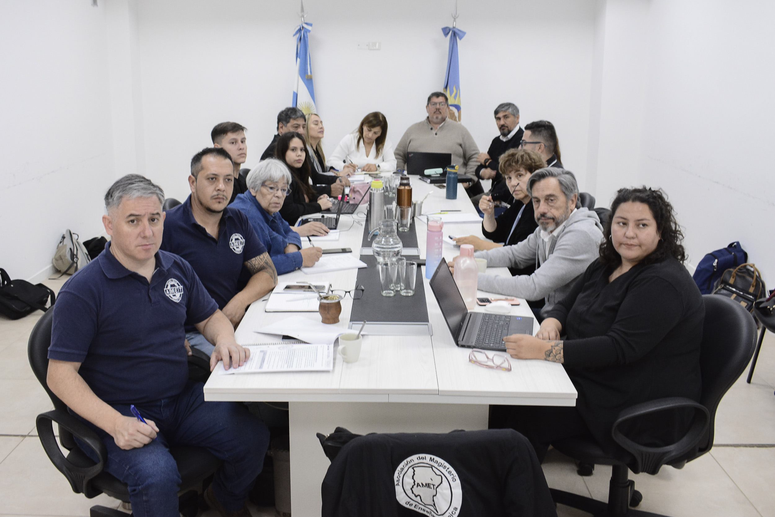 Oferta salarial con cláusula gatillo y 100% de aumento en asignaciones para docentes