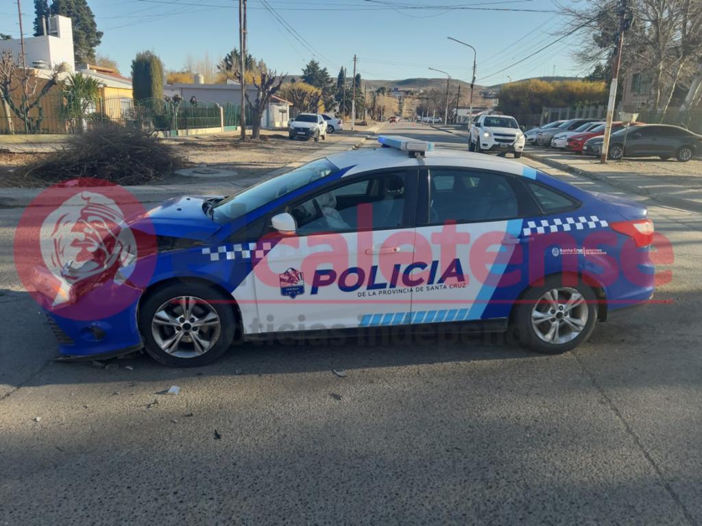 Móvil policial involucrado en choque vehicular