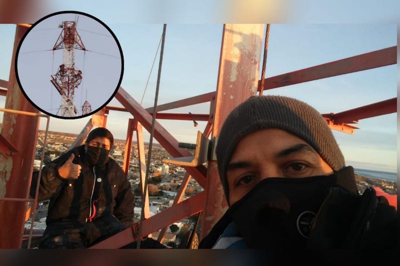 Peligro : dos vecinos del barrio ARA San Juan se subieron a la antena de la telefónica pidiendo gas para su barrio