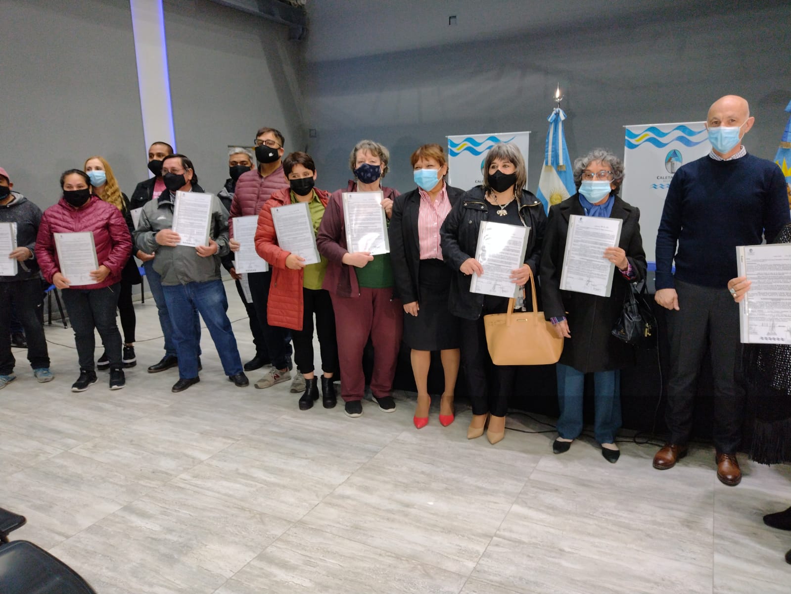 La Municipalidad entregó títulos de propiedad y el intendente respondió sobre las usurpaciones