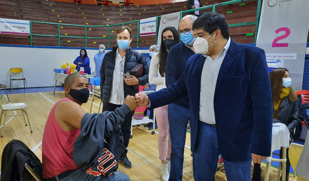 Garcia anuncio que llegaron 5.400 dosis de 2º componente de sputnirk: Santa Cruz ya vacunó el cien por ciento de la población priorizada 