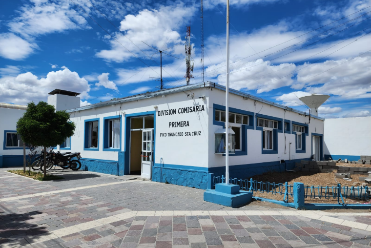 Agarró bebidas alcohólicas de la heladera y salió corriendo: lo atraparon 