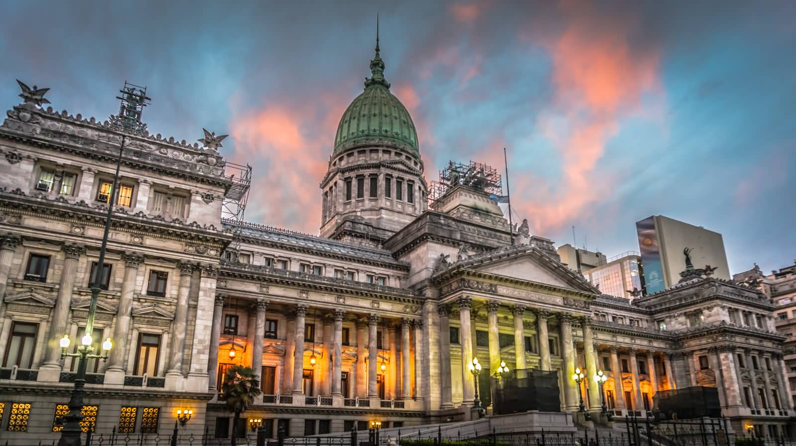 Ordenan reducir el consumo de energía en los edificios públicos nacionales