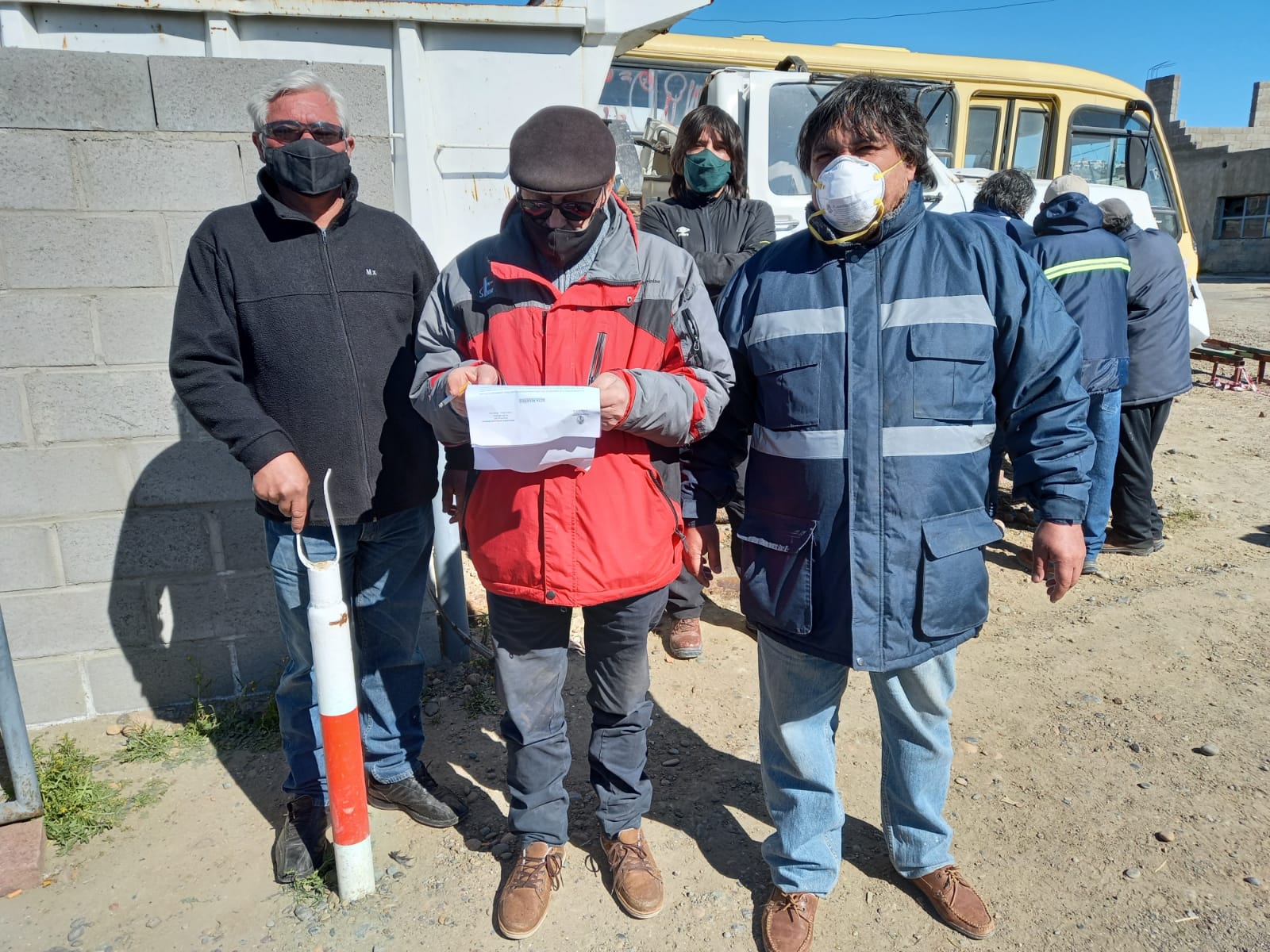 El empleado encadenado en Obras Publicas firmó un acta acuerdo y le restituyeron su cargo