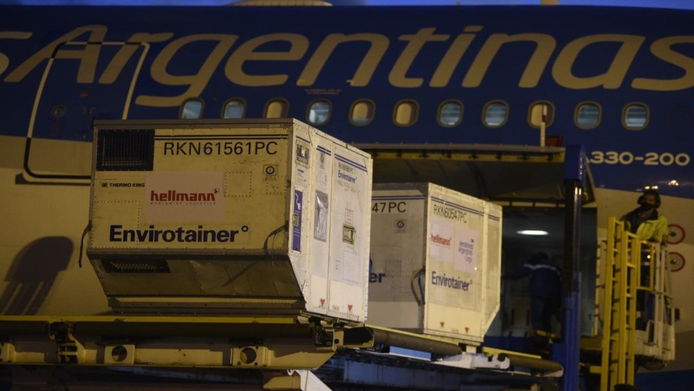 Llegó de China primera partida como parte de un millón de dosis de vacunas Sinopharm