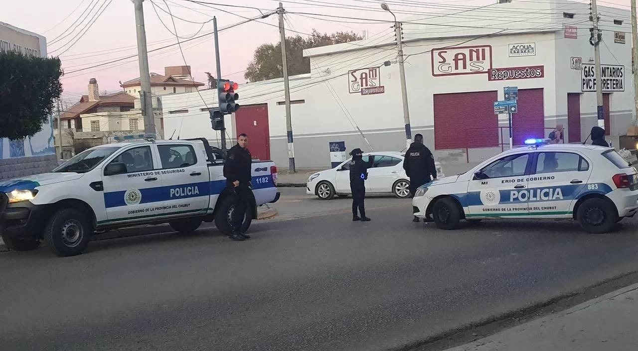 Asesinan brutalmente a un joven mientras esperaba el colectivo 