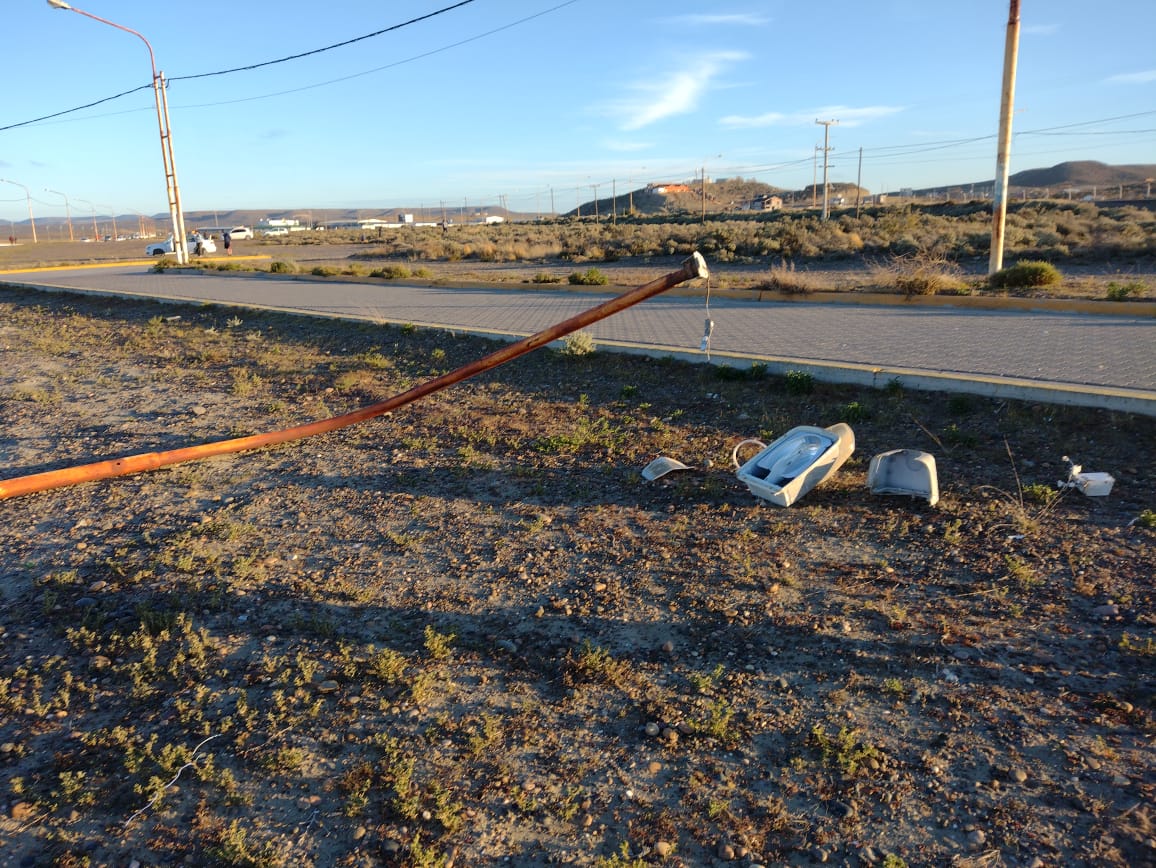 Bebían alcohol en la costanera de Caleta Olivia, huyeron y chocaron un poste de luz