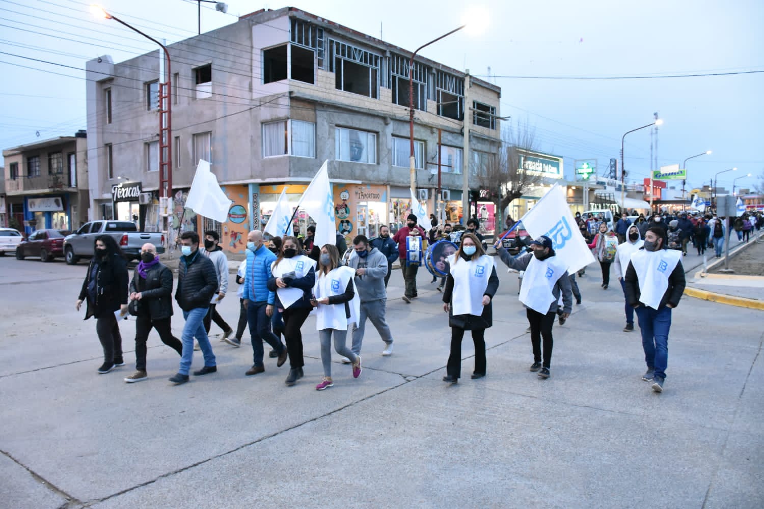 El Frente de Todos marchó por Caleta encabezados por su candidato 
