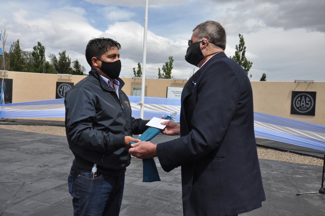 Dia del Petróleo: la Comuna de Cañadón Seco entregó el  primer Bastón Petrolero a Claudio Vidal 