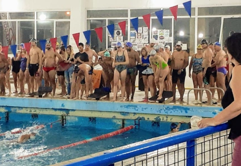 Posta de natación en la pileta del complejo municipal