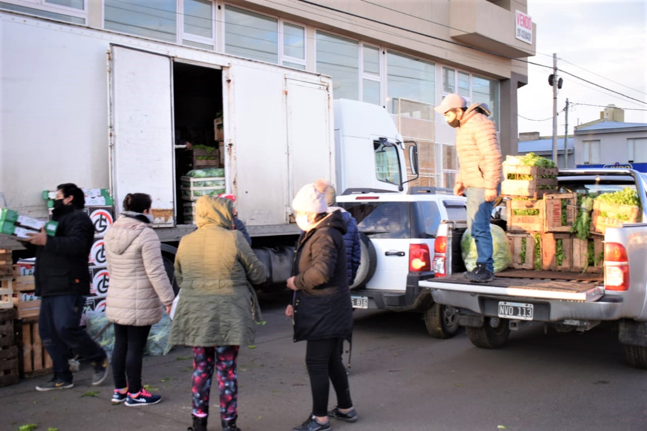 Otro descuido del COE: los protocolos de bioseguridad y el distanciamiento social no se cumple en el punto de descarga de camiones de frutas y verduras